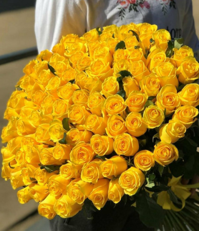 51 желтых роз в сетке 50 см
