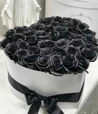 Черные розы в коробке сердце